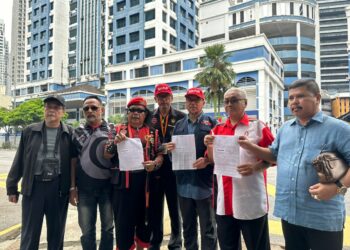 PERARAKAN serah memorandum kebebasan media ke Parlimen.