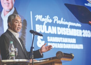 AHMAD Zahid Hamidi ketika berucap pada majlis Perhimpunan Bulan Disember 2024 dan sambutan Hari Inovasi dan Kualiti KKDW, di sini semalam.