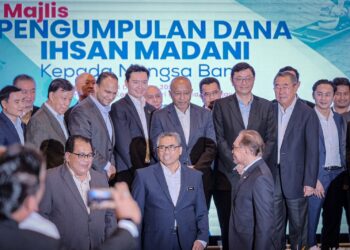 ANWAR Ibrahim beramah mesra bersama sebahagian penyumbang pada Majlis Pengumpulan Dana Ihsan MADANI untuk mangsa banjir di Kompleks Seri Perdana, Putrajaya. - UTUSAN/FAIZ ALIF ZUBIR