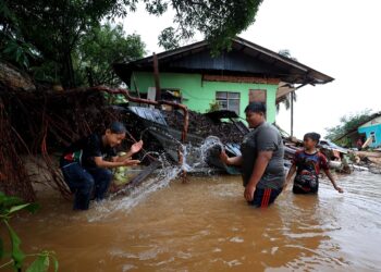 BANJIR yang melanda semakin surut, namun daerah Tumpat, Kelantan antara kawasan paling teruk terkesan dengan musibah berkenaan-UTUSAN/KAMARUL BISMI KAMARUZAMAN.