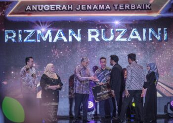 AHMAD Zahid Hamidi menyampaikan Anugerah Jenama Terbaik kepada Rizman Ruzaini ketika Majlis Anugerah AURA) di Putrajaya. - UTUSAN/FAIZ ALIF ZUBIR