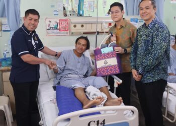 ZAIRIL Khir Johari (dua dari kanan), beramah mesra bersama salah seorang mangsa kemalangan jalan raya semasa Program JPJ@Komuniti: Hari Memperingati Mangsa Kemalangan Jalan Raya Tahun 2024 di Hospital Pulau Pinang (HPP), hari ini.-UTUSAN/IQBAL HAMDAN