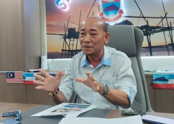 RUDY Awah semasa sidang akhbar di pejabatnya di Kota Kinabalu hari ini