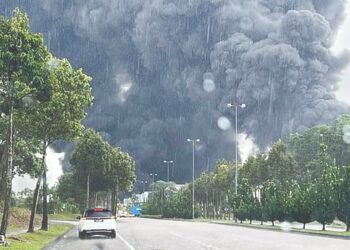 ASAP tebal menyelubungi Kawasan Perindustrian SILC, Gelang Patah, Johor Oktober lalu ekoran kebakaran
empat buah kilang di kawasan itu yang dikatakan berpunca daripada sistem pencegahan kebakaran gagal
berfungsi.