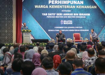 ANWAR Ibrahim ketika perhimpunan bulanan bersama warga MOF di Putrajaya. - UTUSAN/FAIZ ALIF ZUBIR