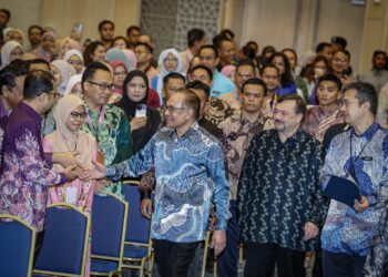 ANWAR Ibrahim ketika hadir pada majlis perhimpunan bulanan MOF di Putrajaya. - UTUSAN/FAIZ ALIF ZUBIR