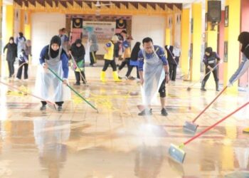 PROGRAM Skuad Ihsan Madani Kementerian Pendidikan Tinggi (KPT) anjuran bersama Universiti Malaysia Perlis (UniMAP) dan Universiti Utara Malaysia (UUM) membersihkan Sekolah Kebangsaan Seri Banai di Jitra, Kedah yang teruk dilanda banjir, baru-baru ini. - FACEBOOK UNIVERSITI UTARA MALAYSIA