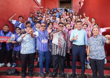 AB. RAUF Yusoh (tengah) bersama 60 pempengaruh pada majlis perjumpaan bersama Ketua Menteri di hadapan Bangunan Stadthuys, Banda Hilir, Melaka.