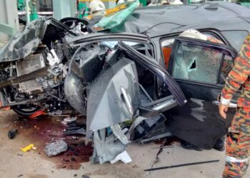 KEADAAN kereta jenis Perodua Myvi yang remuk selepas terbabas dan melanggar pembahagi jalan berhampiran Plaza Tol Sungai Dua Arah Selatan di Butterworth, Pulau Pinang hari ini