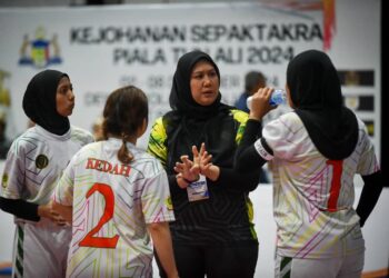 JURULATIH Kedah sedang memperkatakan sesuatu kepada para pemain pada Kejohanan Sepak Takraw Piala Tun Ali 2024 di Dewan Bola Keranjang Majlis Bandaraya Melaka Bersejarah (MBMB), Bukit Serindit, Melaka. - UTUSAN/AMRAN MULUP