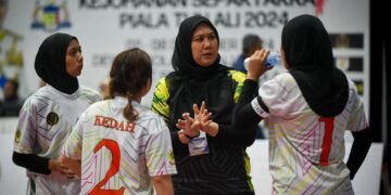 JURULATIH Kedah sedang memperkatakan sesuatu kepada para pemain pada Kejohanan Sepak Takraw Piala Tun Ali 2024 di Dewan Bola Keranjang Majlis Bandaraya Melaka Bersejarah (MBMB), Bukit Serindit, Melaka. - UTUSAN/AMRAN MULUP