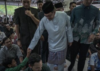 ANWAR Ibrahim beramah mesra bersama orang ramai selepas menunaikan solat jumaat di Surau Al-Manar Presint 14, Putrajaya. - UTUSAN/FAIZ ALIF ZUBIR