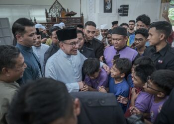 ANWAR Ibrahim beramah mesra bersama orang ramai selepas menunaikan solat jumaat di Surau Al-Manar Presint 14, Putrajaya. - UTUSAN/FAIZ ALIF ZUBIR