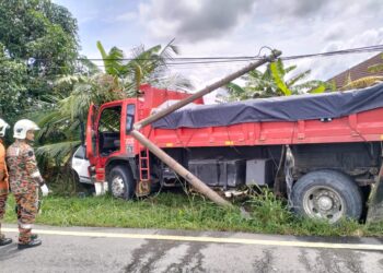 KERETA jenis Perodua Kelisa yang dipandu seorang remaja lelaki berusia 18 tahun remuk selepas bertembung dengan sebuah lori dalam kejadian di Kampung Padang Tengah, Ketereh, Kota Bharu, Kelantan-IHSAN PEMBACA.