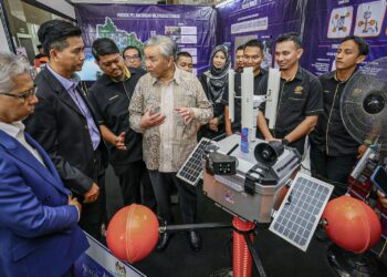 Ahmad Zahid Hamidi melawat reruai dalam Majlis Perhimpunan bulan disember 2024 dan Sambutan Hari Inovasi Kementerian Kemajuan Desa dan Wilayah di Putrajaya semalam. – UTUSAN/FAIZ ALIF ZUBIR