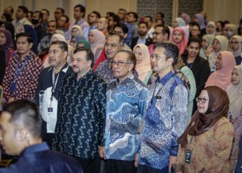 ANWAR Ibrahim ketika perhimpunan bulanan bersama warga MOF di Putrajaya. - UTUSAN/FAIZ ALIF ZUBIR