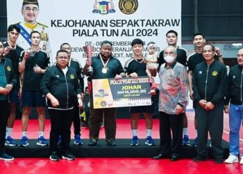 MUHAMMAD SYAHIR Mohd. Rosdi menerima piala daripada Mohd. Ali Mohd. Rustam di Kejohanan Sepak Takraw Piala Tun Ali 2024 di Dewan Bola Keranjang MBMB, Bukit Serindit, Melaka. - UTUSAN/AMRAN MULUP