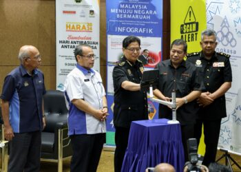 AZAM Baki (tengah) melakukan gimik penutup Program Sambutan Hari Antirasuah Antarabangsa (HARA) 2024 di Auditorium Angkatan Koperasi Kebangsaan Malaysia Berhad (ANGKASA) di sini, semalam. Turut sama, Presiden ANGKASA, Datuk Seri Dr Abdul Fattah Abdullah (dua kiri). GAMBAR: FARIZ RUSADIO