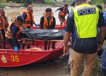 ANGGOTA bomba mengangkat mayat Mohamad Fauzi Omar yang ditemui mati lemas di Sungai Tajar di Kampung Gelam, Alor Setar.