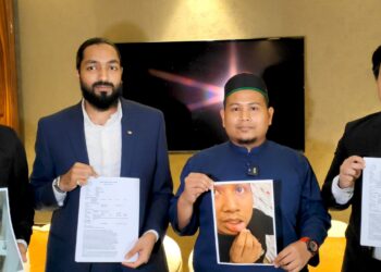 MUHAMMAD NUR HAKIM Baharudin bersama barisan peguamnya menunjukkan gambar kecederaan dialami dan salinan laporan polis ketika sidang akhbar di Ayer Keroh, Melaka. - UTUSAN/HADI AB. MANAP