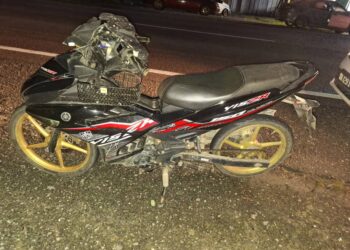 SEORANG juruteknik elektrik maut selepas motosikal ditunggang merempuh belakang sebuah kereta di Lebuhraya Timur-Barat di Kampung Air Asahan,Tanah Merah,Kelantan malam tadi.-IHSAN PDRM