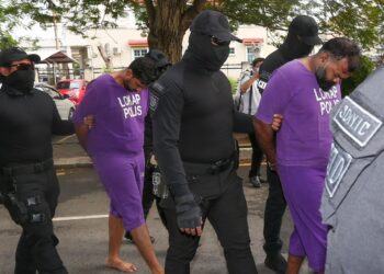 DUA lelaki, K. Sreedharan Naidu dan J. Moohilan Naidu (memakai baju lokap berwarna ungu) ketika dibawa ke Mahkamah Sesyen Butterworth, Pulau Pinang hari ini atas pertuduhan melakukan rompakan berkumpulan dengan menggunakan senjata, minggu lepas