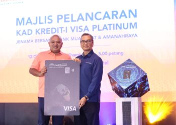 Presiden dan Ketua Pegawai Eksekutif Bank Muamalat, Khairul Kamarudin diringi oleh Pengarah Urusan Kumpulan Amanah Raya, Ahmad Feizal Sulaiman Khan (kanan) merasmikan Kad, Kredit-i Visa Platinum Jenama Bersama Bank Muamalat dan Amanah Raya di Kuala Lumpur, semalam. - UTUSAN/AMIR KHALID