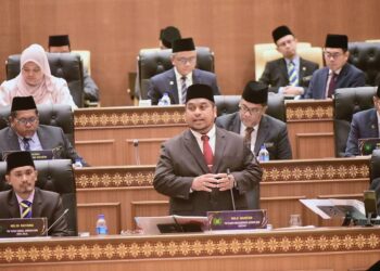 MUHAMMAD Azmir Azizan menjawab soalan dalam sidang DUN di Kangar, Perlis.-UTUSAN/ASYRAF MUHAMMAD