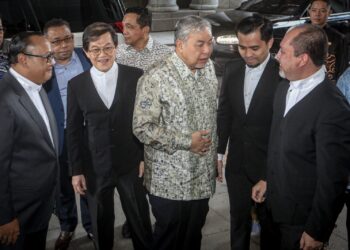 AHMAD Zahid Hamidi keputusan lepas dan bebas terhadap 40 pertuduhan menerima rasuah di Istana Kehakiman, Putrajaya. - UTUSAN/FAIZ ALIF ZUBIR