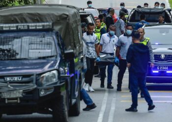 ANGGOTA polis mengusung keluar mayat suspek yang maut ditembak di Jalan Jeram Pasu, Pasir Puteh, Kelantan hari ini-UTUSAN/TOREK SULONG.