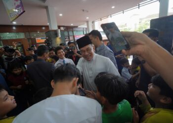 ANWAR Ibrahim beramah mesra dengan orang ramai ketika meluangkan masa menjamu selera di Medan Selera Presint 11,Putrajaya. - UTUSAN/FAISOL MUSTAFA