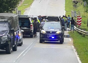 ANGGOTA Polis sedang menjalankan siasatan berhubung kes tembak di Jalan Jeram Pasu, Pasir Puteh, Kelantan awal pagi tadi-UTUSAN/TOREK SULONG