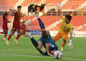 NELSAN Wilfredo Bonilla Sanchez dijatuhkan Muhamad Aqil dalam aksi suku akhir pertama Piala Malaysia di antara Negeri Sembilan dan Terengganu di Stadium Tuanku Abdul Rahman, Paroi, Seremban hari ini-UTUSAN/MOHD. SHAHJEHAN MAAMIN.