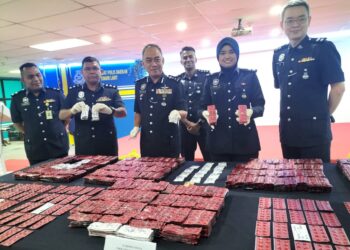 MOHD. ALWI Zainal Abidin (tengah) menunjukkan hasil rampasan dadah dalam sidang akhbar di IPD Timur Laut, George Town, Pulau Pinang.