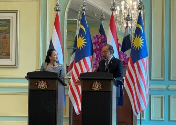 ANWAR Ibrahim pada sidang akhbar bersama Perdana Menteri Thailand, Paetongtarn Shinawatra di Bangunan Perdana Putra, Putrajaya. - UTUSAN/MOHD HUSNI MOHD NOOR