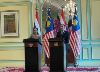 ANWAR Ibrahim pada sidang akhbar bersama Perdana Menteri Thailand, Paetongtarn Shinawatra di Bangunan Perdana Putra, Putrajaya. - UTUSAN/MOHD HUSNI MOHD NOOR