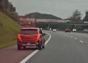 TANGKAP layar klip video yang memaparkan aksi berbahaya dengan memandu secara ‘zig-zag’ di Kilometer 216 PLUS arah utara berhampiran Alor Gajah, Melaka.