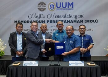 Datuk Mohamed Nazari Noordin (dua kiri) bertukar dokumen perjanjian persefahaman MoU dengan Naib Canselor Universiti Utara Malaysia, Prof Datuk Dr Mohd Fo'ad Sakdan (dua kanan) pada Majlis Menandatangani Memorandum Persefahaman (MOU) antara Persatuan Pengimpot dan Peniaga Kenderaan Melayu Malaysia (PEKEMA) dengan Universiti Utara Malaysia (UUM) di Wisma Pekema, Cyberjaya di sini, hari ini.