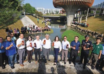 BERPEGANG prinsip Alam Sekitar, Sosial, dan Tadbir Urus (ESG), Matrix Concepts menggunakan enzim 
daripada sisa makanan untuk merawat tasik di Carnelian Park, Merchant Square, Bandar Sri Sendayan.