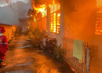 KEADAAN sebahagian daripada tujuh buah rumah yang musnah dalam kebakaran di Estet Hong Seng, Jalan Mount Erskine, Tanjong Bunga, Pulau Pinang, lewat petang tadi.