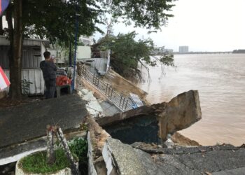 KEADAAN runtuhan yang berlaku di laluan pejalan kaki di belakang kawasan kondominium Pelangi Mall, Kota Bharu, Kelantan semalam-UTUSAN/ROSLIZA MOHAMED.