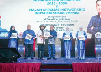 MOHAMMAD Yusof Apdal (tengah) menerima buku Dasar Inovasi Sosial daripada Wakil Inovator, Pangiran Salutan di pada majlis peluncuran Dasar Inovasi Sosial (DIS) 2025 - 2030 sempena Konvensyen Inovasi Sosial (KIS) 2024 di Bandar Baru Bangi, Selangor. - UTUSAN/FARIZ RUSADIO