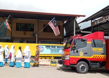 PASUKAN Bomba melakukan pemantauan di kawasan sekolah di sekitar Ranau, hari ini-IHSAN BOMBA