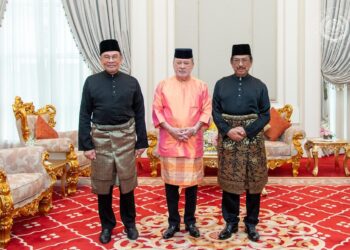 Sultan Ibrahim bersama Perdana Menteri, Datuk Seri Anwar Ibrahim selepas perlantikan Tan Sri Musa Aman  sebagai Yang di-Pertua (TYT) Sabah ke-11.-FACEBOOK SULTAN IBRAHIM SULTAN ISKANDAR