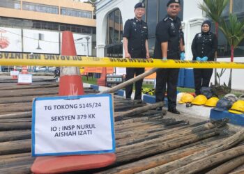 ABDUL Rozak Muhammad (tengah) menunjukkan sebahagian kabel yang dicuri oleh lapan suspek termasuk dua pekerja syarikat telekomunikasi di IPD Timur Laut, George Town, Pulau Pinang hari ini