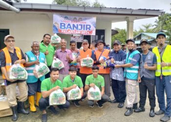 SEBAHAGIAN penduduk Kampung Serongga Pasir Mas, Kelantan yang terjejas banjir menerima sumbangan pek makanan oleh Pasaraya Econsave.