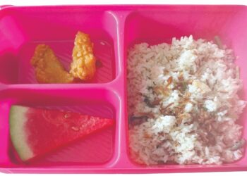 SALAH satu menu Rancangan Makanan Tambahan (RMT) untuk murid yang terdiri daripada nasi putih, nuget ayam dan sepotong tembikai bernilai RM3.50 dikatakan sudah tidak sesuai kerana gagal menepati amalan makanan sihat dan berkhasiat.