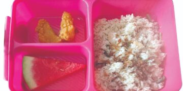 SALAH satu menu Rancangan Makanan Tambahan (RMT) untuk murid yang terdiri daripada nasi putih, nuget ayam dan sepotong tembikai bernilai RM3.50 dikatakan sudah tidak sesuai kerana gagal menepati amalan makanan sihat dan berkhasiat.