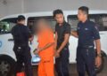 MUHAMAD Solehin Abdul Azih (dua dari kanan) ketika dibawa ke Mahkamah Sesyen Butterworth, Pulau Pinang atas pertuduhan melanggar seorang anggota polis, bulan lalu. UTUSAN/IQBAL HAMDAN