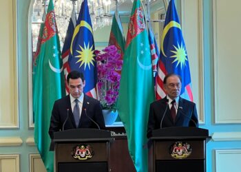 Anwar Ibrahim bercakap pada sidang akhbar bersama Presiden Turkmenistan, Serdar Berdimuhamedow di Putrajajaya. - UTUSAN/KAMARIAH KHALIDI